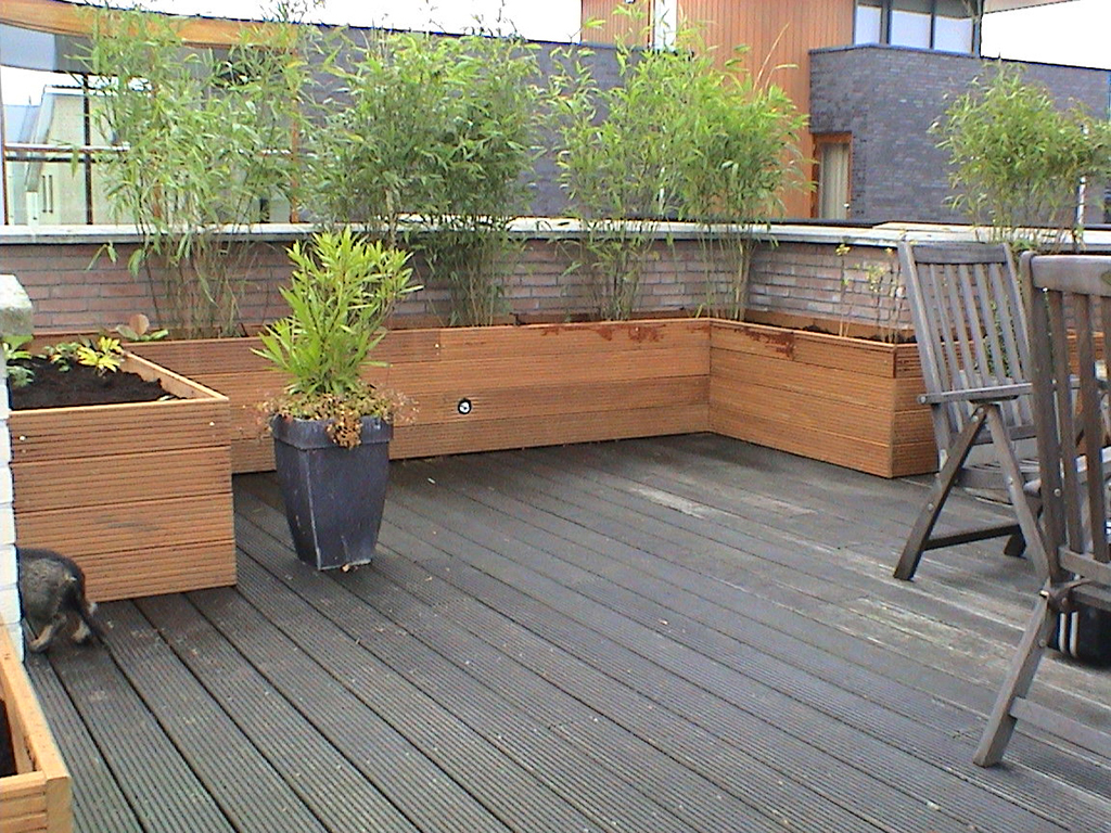 Bomen rooien: hardhouten bloembakken op dakterras